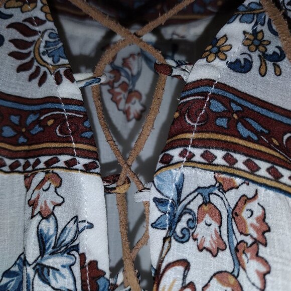 PRETTY FEMINE BLOUSE WITH CUT OUT SLEEVES - Picture 2 of 4